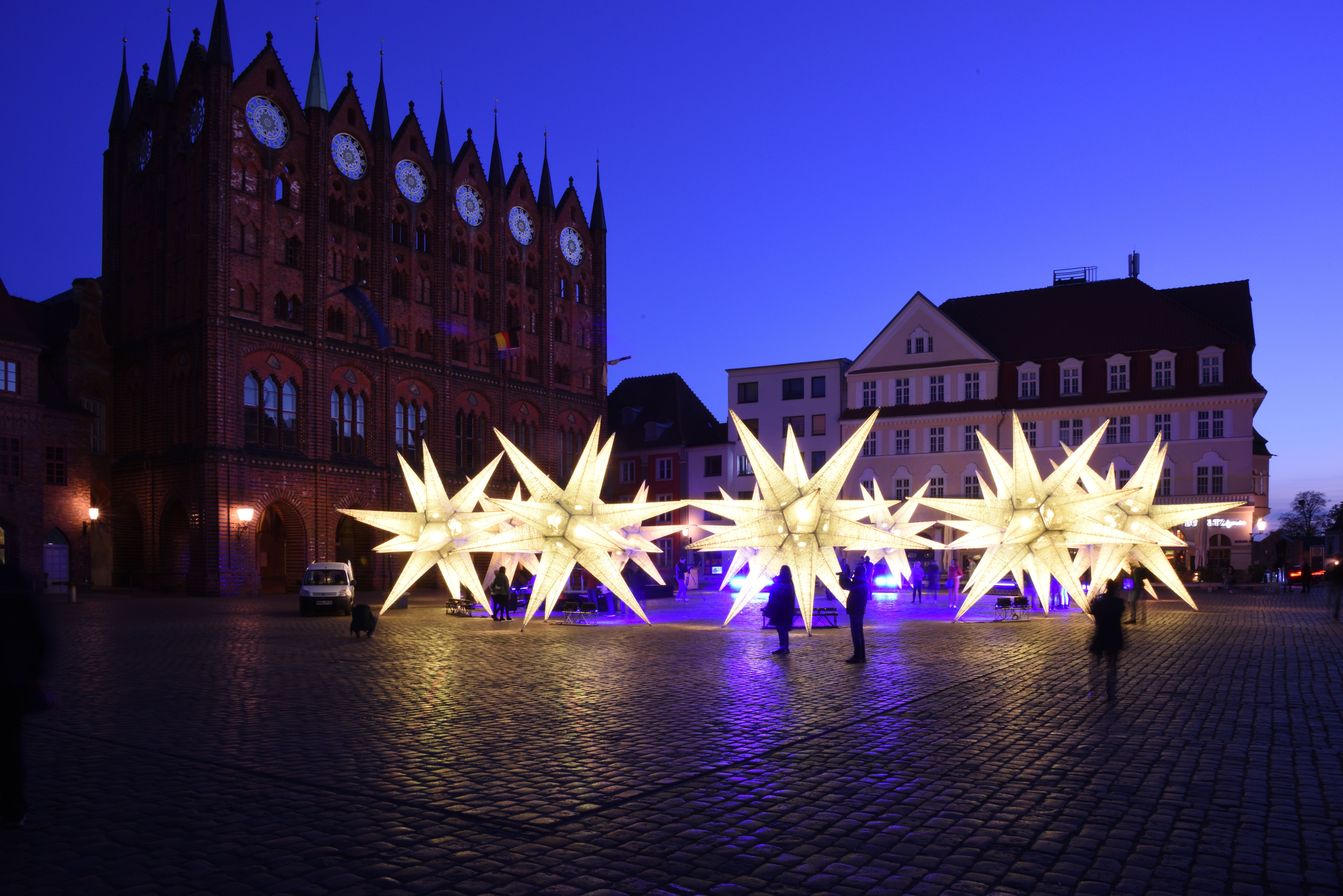 Stralsunder Sterne auf dem Alten Markt zum Europatag 2022 © Olaf Hautow